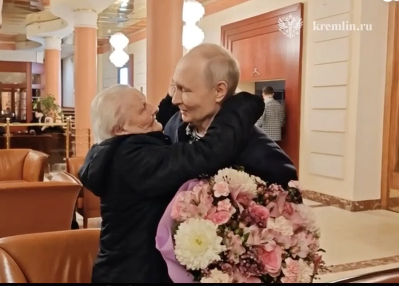 Президент обнял и поцеловал свою первую учительницу; педагог не скрывала слёз, оба не сдерживали эмоций.