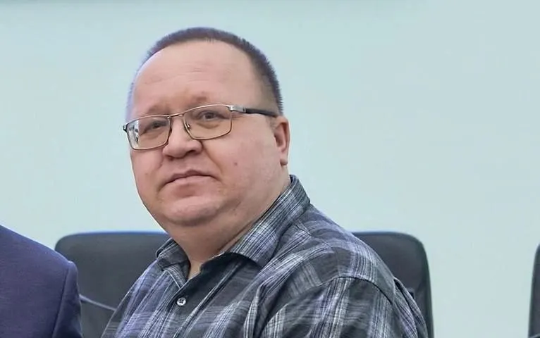 Советский суд признал виновным зампроректора в завышении оценок при приеме: в результате в вуз приняли 19 студентов из Туркменистана. Рассматриваются версии о взятках и о расчете на большие премии.
