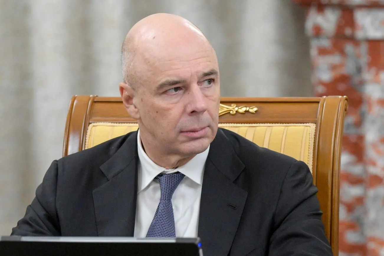 Антон Силуанов попросил временно заморозить часть бюджетных расходов — по оценкам, перерасход на боевые действия может составить от 2 до 4 трлн рублей, а аналогичные нагрузки ожидаются и в последующие годы.