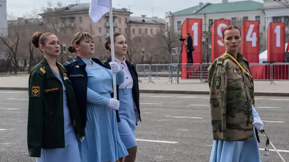 На центральной площади Читы вдовы и матери погибших военнослужащих прошли в парадных кителях; в ряды также встраивались кадеты. Перед праздником регионам рекомендовало заменить слово «парад» на «торжественное прохождение».
