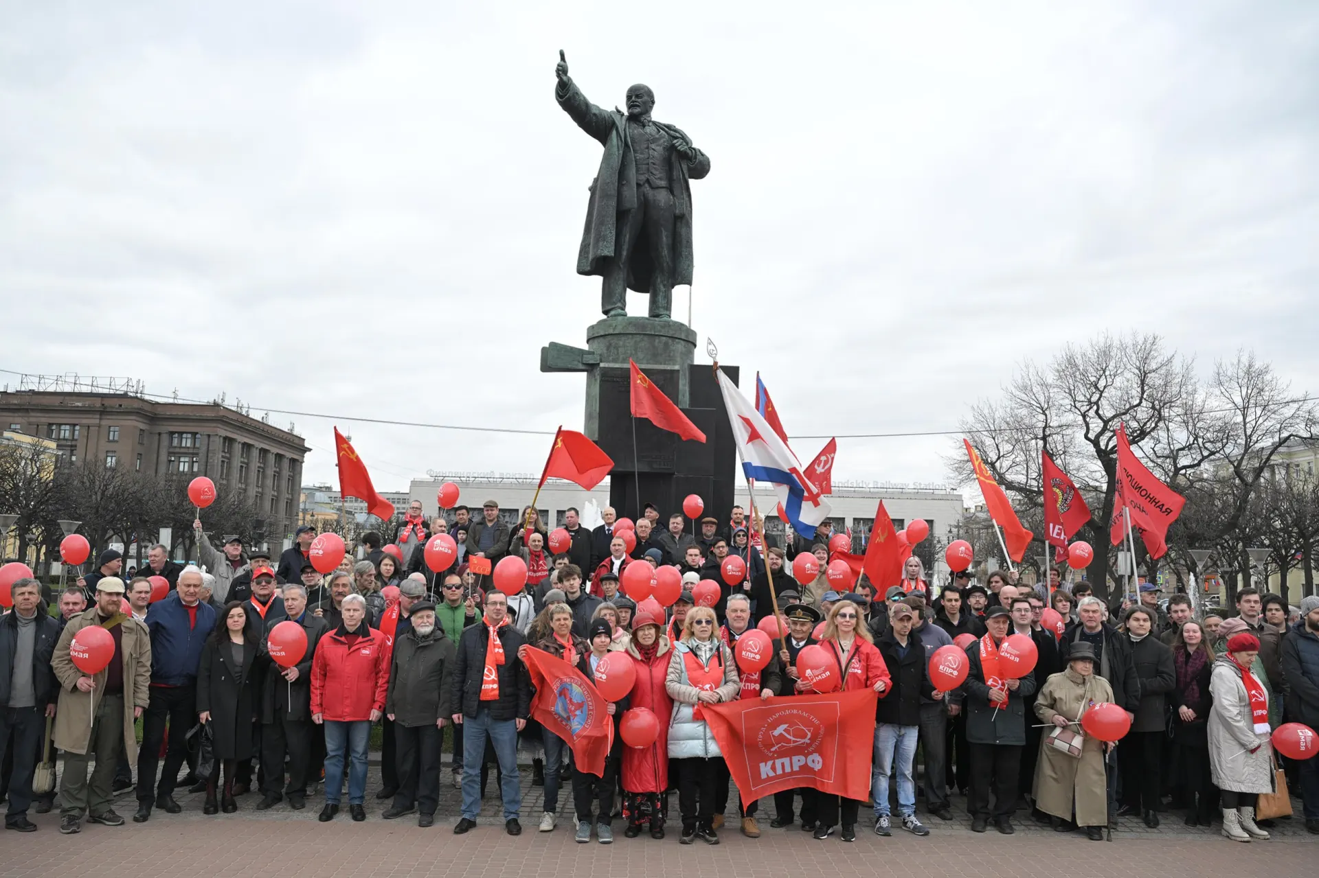 Демонстрация прошла в формате возложения цветов: полицейские наблюдали, не препятствуя, на площади собралась молодёжь.