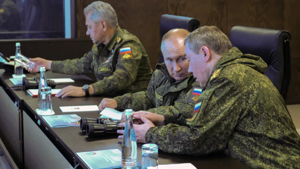 По данным европейской разведки, в высших кругах власти обсуждают риск военного переворота; после отставки Шойгу прошли чистки в Минобороны, а меры безопасности для главы государства значительно ужесточены.