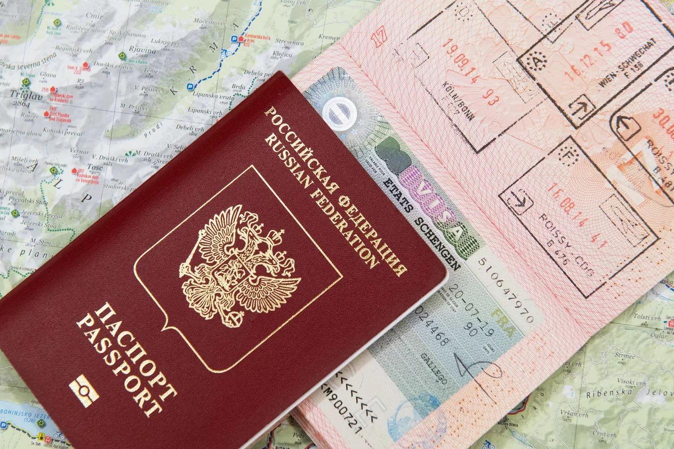 Визовые центры сообщают о росте сроков рассмотрения заявок — до 45 дней и более. Для Италии срок увеличен до 60 дней, а Венгрия с 29 июня 2026 года приостановила приём документов в ряде российских городов.