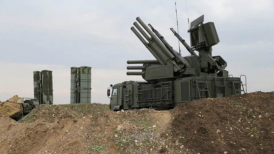 По данным советника министра обороны Украины, комплекс «Волна Купол Гарант» глушит сигнал Starlink в диапазоне 14–14,5 ГГц на площади до 20 км². Сообщается о производстве в Симферополе, цене около 1,5 млн долларов за единицу, реакциях властей и попытках создать российские аналоги.