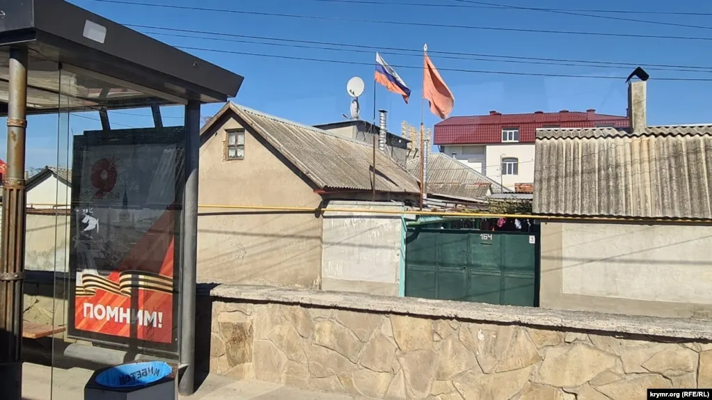 Российские власти сообщают о жертвах и повреждениях после серии атак и перехватов беспилотников в Крыму и на материке; Минобороны заявило о сотнях сбитых дронов.