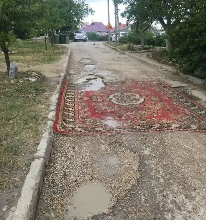 Внесён законопроект, позволяющий жильцам устранять ямы и менять покрытие во дворах и на местных дорогах. Инициаторы заявляют, что коммунальные службы не всегда успевают вовремя восстанавливать покрытие, однако правительство проект не поддержало, отметив, что работы должны выполнять специалисты.