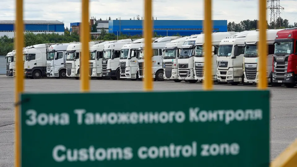 Правительство отложило обязательные обеспечительные платежи по системе СПОТ и продлило упрощённый порядок ввоза из стран ЕАЭС — бизнес и логисты ожидают разъяснений и говорят о рисках для поставок.