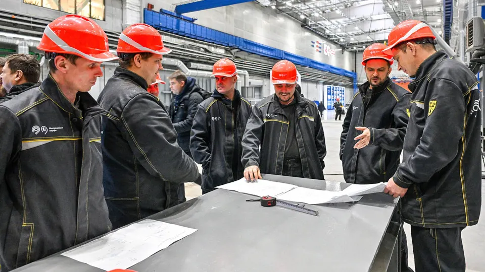 Опрос аналитической компании OMI показал, что 38% работающих россиян перерабатывают: компенсация часто неполная или отсутствует. Власти недавно увеличили годовой лимит сверхурочных с 120 до 240 часов.