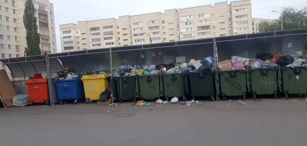Администрация разрешила перенести контейнерную площадку одного МКД на территорию другого без согласия всех собственников — жильцы утверждают о нарушении СанПиН и переполнении контейнеров.