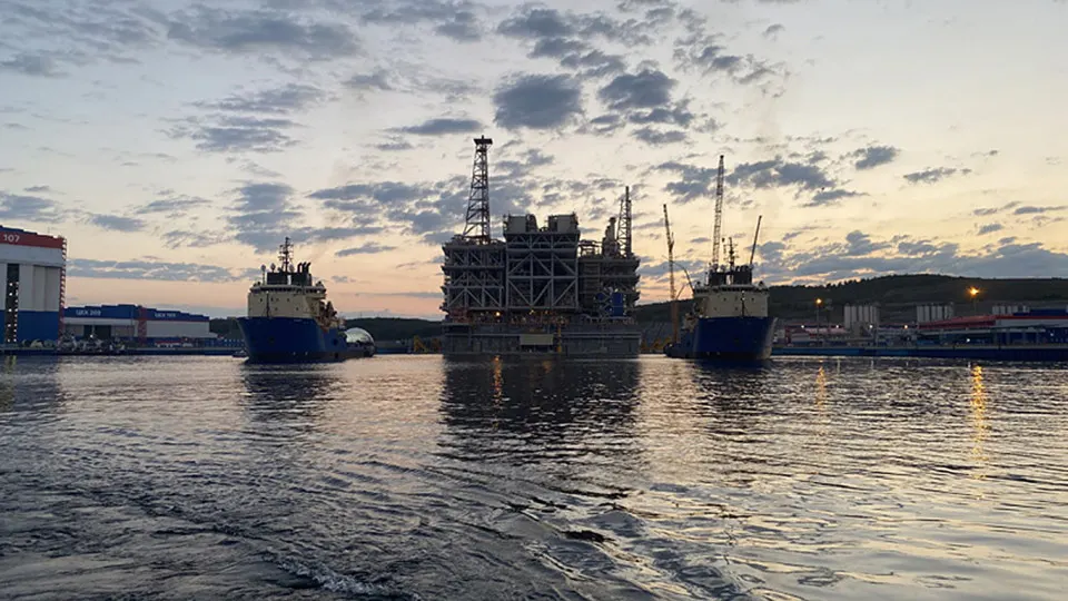 Российская «дочка» TotalEnergies продаст 10% в проекте «Арктик СПГ 2» компании, связанной с «Новатэком». Сделку одобрил президент; проект продолжает эксплуатацию, но экспорт осложнён санкциями.