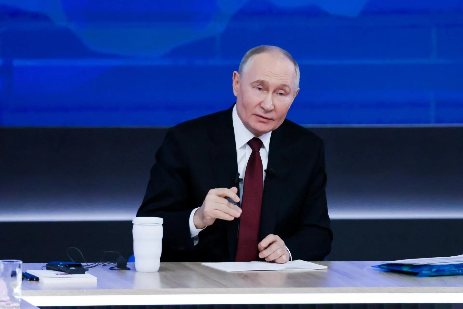 В День медицинского работника президент заявил о необходимости повысить престиж медицинских профессий, нарастить кадровый потенциал и развивать инфраструктуру здравоохранения по всей России.