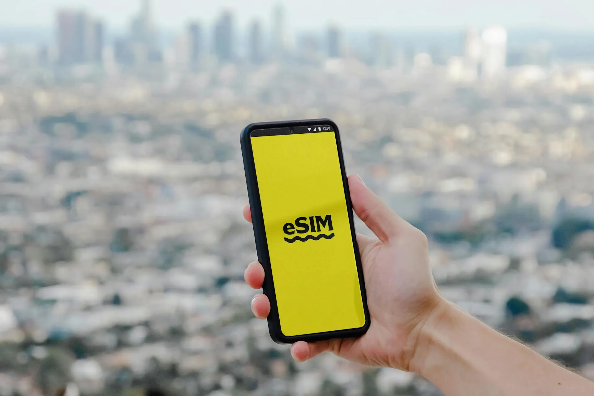 Обсуждаются меры по запрету регистрации зарубежных eSIM и ужесточению идентификации для M2M‑сим-карт с отключением голосовых вызовов и SMS — инициатива объясняется борьбой с мошенничеством, решение пока не принято.