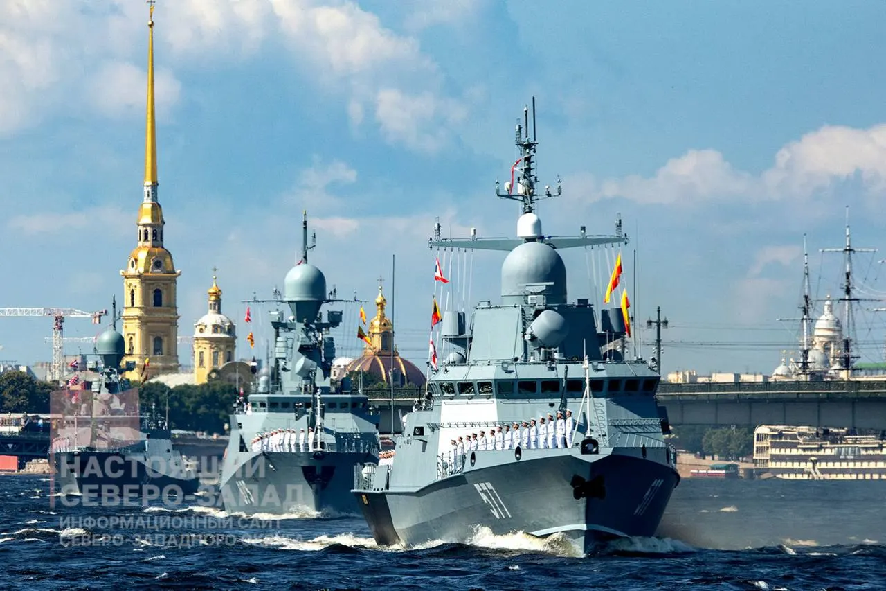 В Санкт‑Петербурге отменили главный военно‑морской парад ко Дню ВМФ, который с 2017 года регулярно проходил в городе; решение принято Минобороны, парад не проводится второй год подряд.
