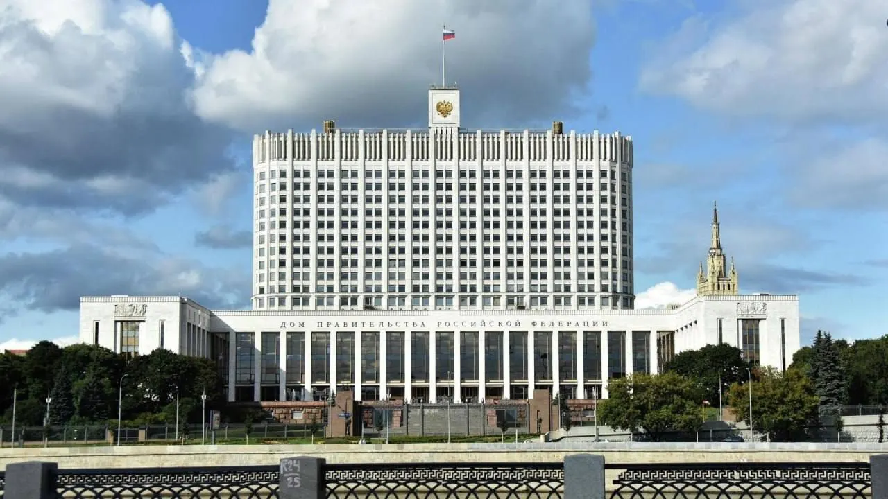 В Госдуму внесён законопроект о полной или частичной компенсации утильсбора для семей с тремя и более детьми. В правительстве заявили, что реализация предложений потребует дополнительных бюджетных затрат, а источники их не определены.