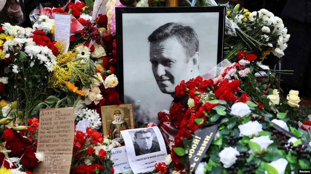 В день 50‑летия люди возлагают цветы к могиле политика в Москве, в ряде городов проходят памятные акции. Вдова сообщила о выходе аудиоверсии его мемуаров.