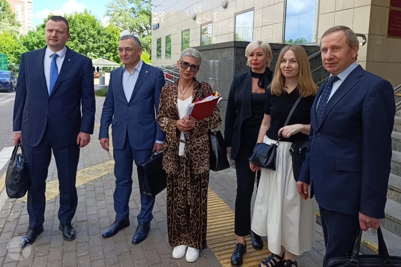 Апелляционная инстанция оставила в силе решение о лишении адвокатского статуса Алексея Басистова, Дмитрия Проводина и Юлия Тая по иску Минюста. Представители адвокатов считают, что процедуру должны решать органы адвокатского сообщества, а не суд.