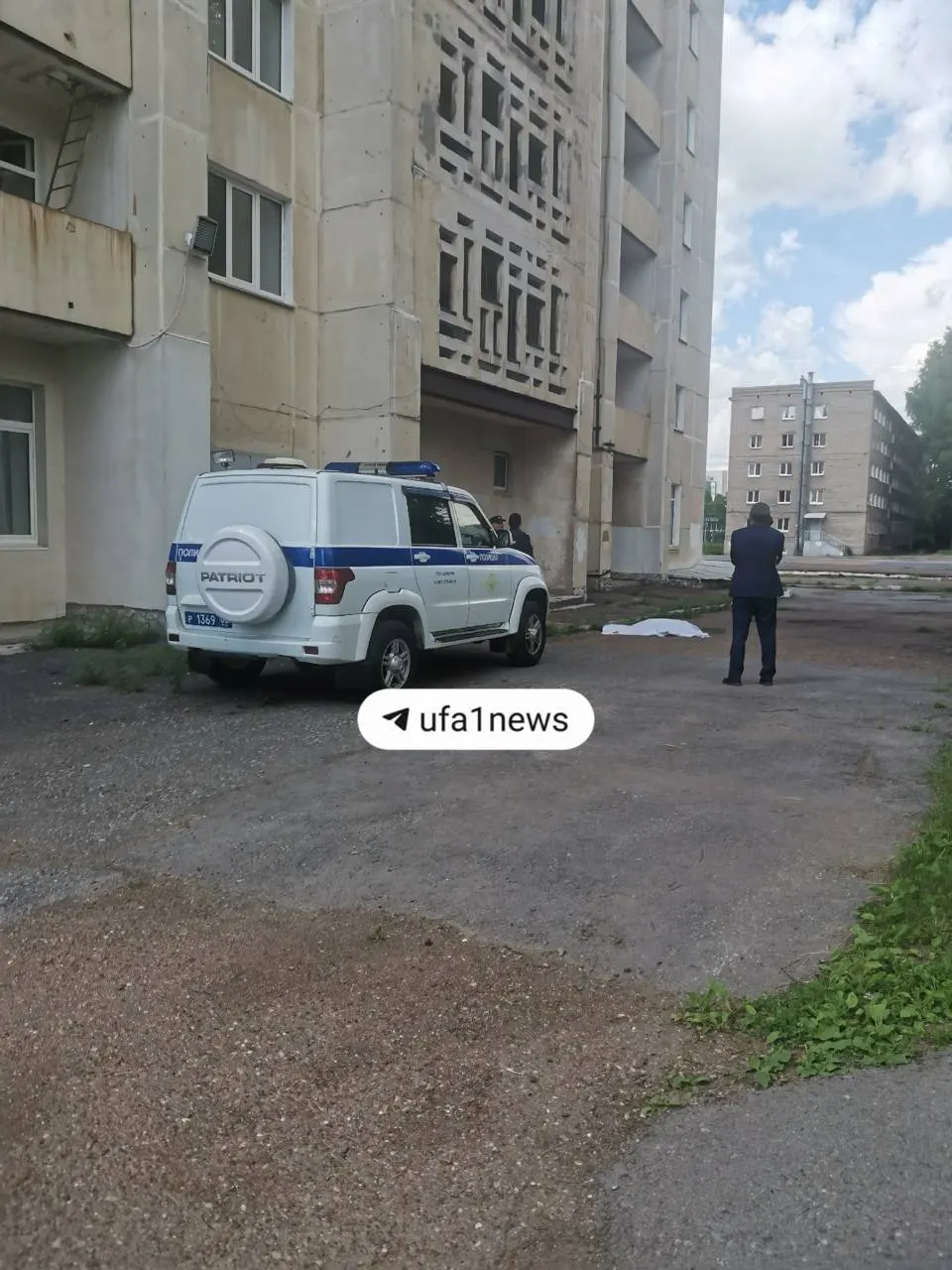 Тело молодого мужчины обнаружили рядом с домом на улице Мингажева, 160/2; по предварительным данным ему 21 год.