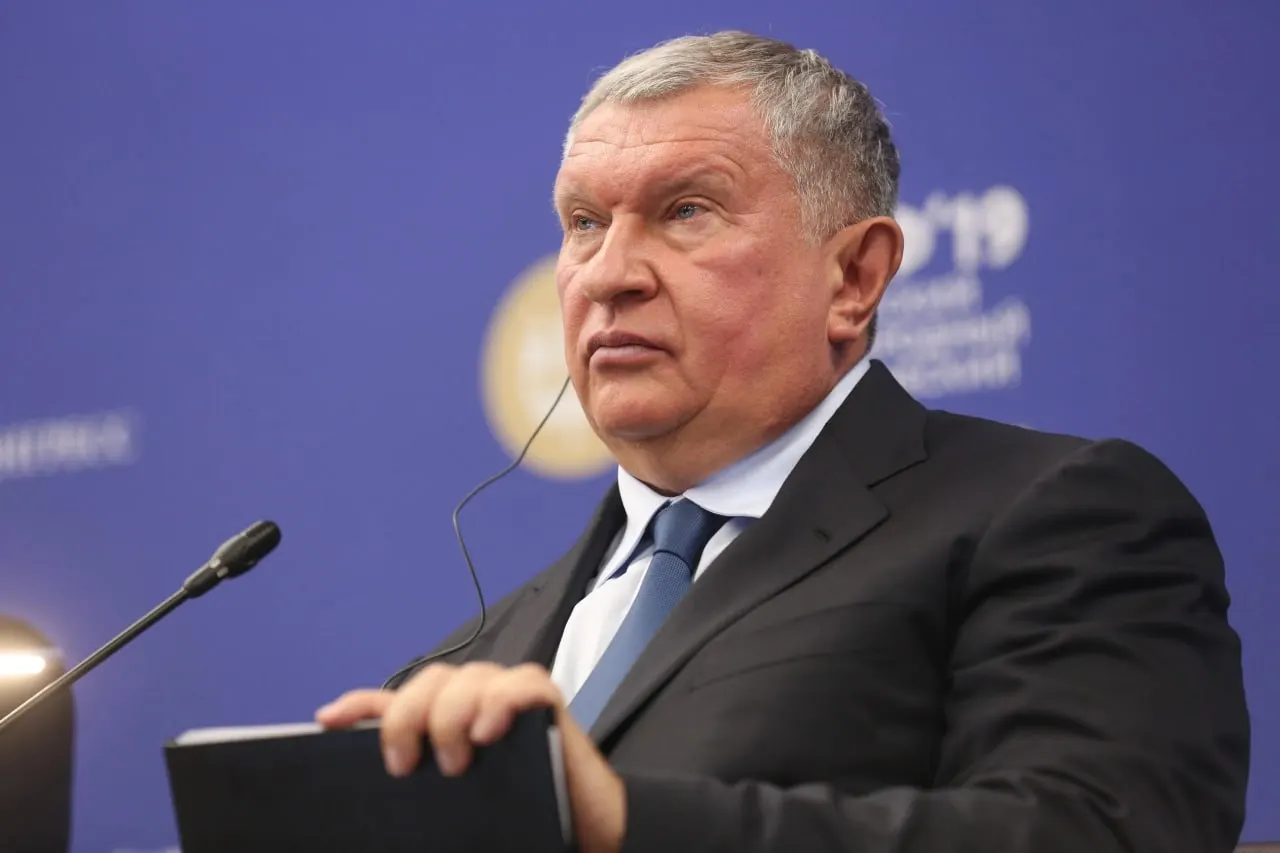 Глава «Роснефти» направил президенту ряд инициатив по сглаживанию дефицита и ценовых скачков на топливном рынке: от временной приостановки обязательных биржевых продаж до обязательной переработки части сырья внутри страны.