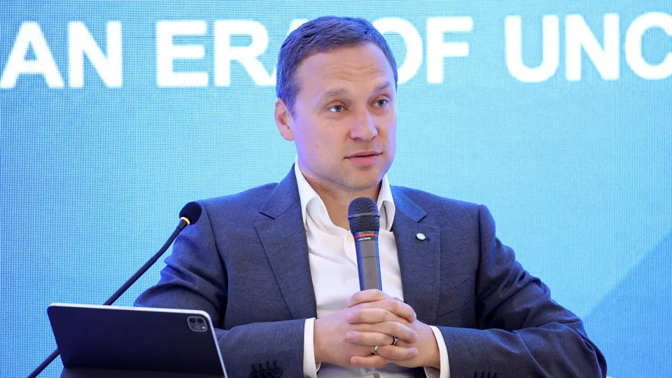 Зампред Сбербанка предупредил, что из‑за увеличения налоговой нагрузки и усиления мониторинга платежей граждане массово снимают деньги, наличность не возвращается в банковскую систему, что усиливает риски для экономики.