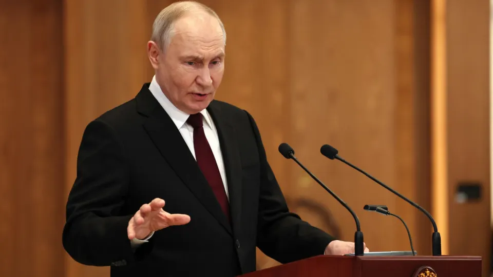 Президент РФ заявил, что Россия ответит на запуски беспилотников по её объектам с территории европейских стран; в материале также описаны заявления разведки и реакции балтийских государств.