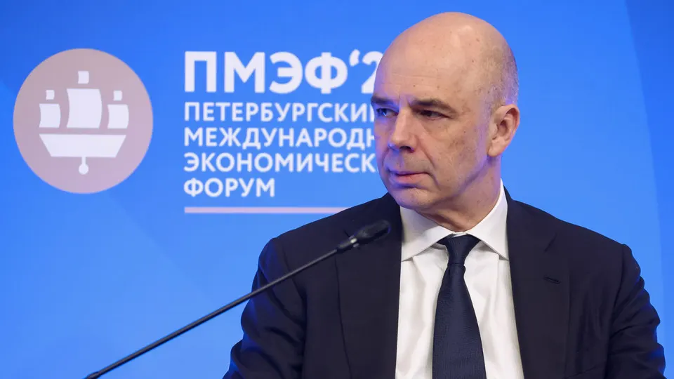 По оценке Счётной палаты, доходы федерального бюджета в 2026 году могут составить 38,2 трлн руб., что на 2,1 трлн (5,2%) ниже заложенного в законе. Нефтегазовые и ненефтегазовые поступления недобирают примерно по триллиону руб.