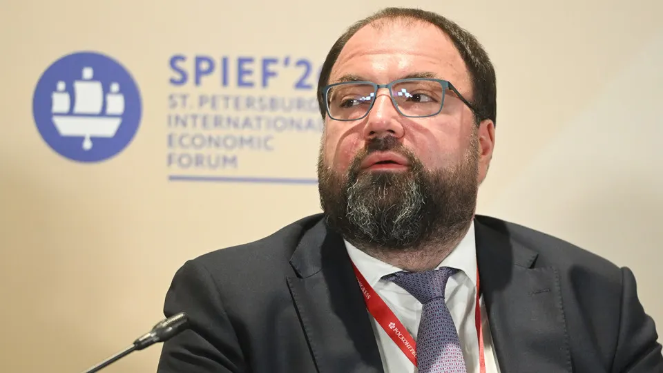 Минцифры заявляет о необходимости внедрения механизмов возрастной идентификации на онлайн‑платформах. Рассматриваются варианты через «Госуслуги», банки или биометрию; эксперты предупреждают о рисках утечек данных и расходах для владельцев сервисов.