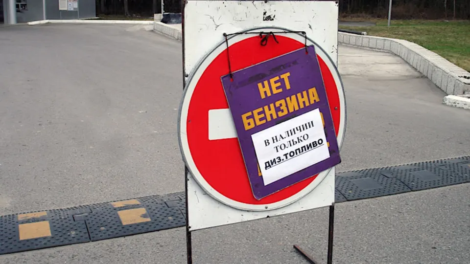 С ночи 3 июня выдача топлива в Севастополе будет осуществляться только для служб жизнеобеспечения — ограничение связано с ударами по нефтеперерабатывающей инфраструктуре и нарушениями логистики, которые затронули Крым и ряд регионов России.