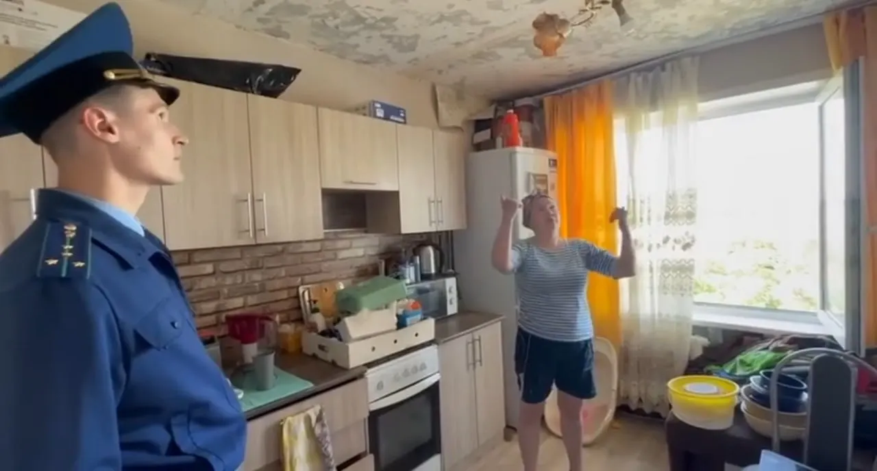 В Кетовском округе дырявая кровля многоквартирного дома вызвала постоянные протечки и аварийную электропроводку. Прокуратура намерена проверить работу управляющей компании и действия уполномоченных органов.