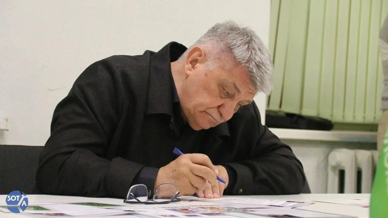 Владимир Путин направил поздравление Александру Сокурову в связи с 75‑летием, отметив его вклад в кинематограф и воспитание молодого поколения. В то же время в России режиссёр фактически находится под негласным запретом: его новые фильмы не получают прокатных удостоверений, а в январе 2026 года он был исключён из Совета по развитию кинематографии.