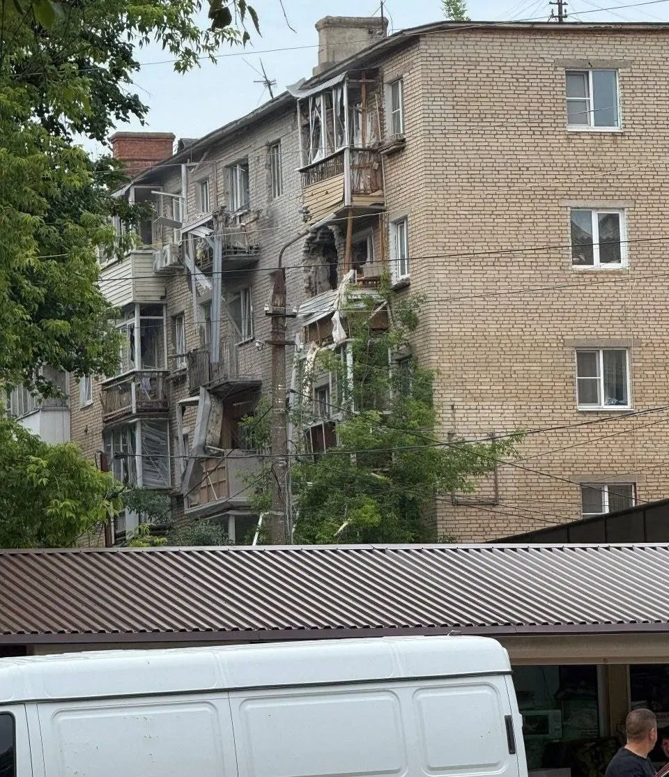 В Щёкино (Тульская область) беспилотник попал в многоэтажный дом, пострадавших предварительно нет. Минобороны сообщает о массовых перехватах: за ночь сбито и перехвачено 301 украинский БПЛА; подлёты к Москве — около 80 сбитых.