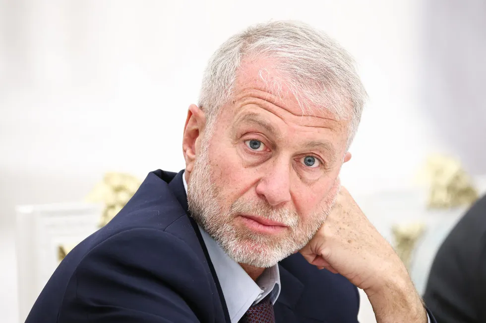 По данным источников, в мае в Киев приезжал российский предприниматель, который встретился с Владимиром Зеленским и получил поручение передать президенту России предложение о личной встрече. Кремль описал гостя как «крупного бизнесмена» и имени не называл.