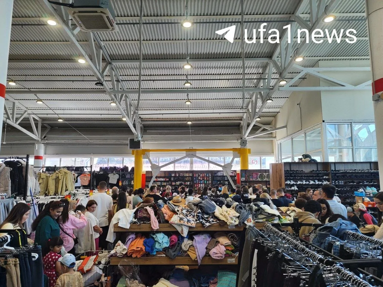 В торговом центре на улице Степана Кувыкина объявили большие скидки в новом магазине одежды — вчера массово пришли покупатели, возникла давка. Сейчас людей меньше, можно спокойно оценить ассортимент и цены.