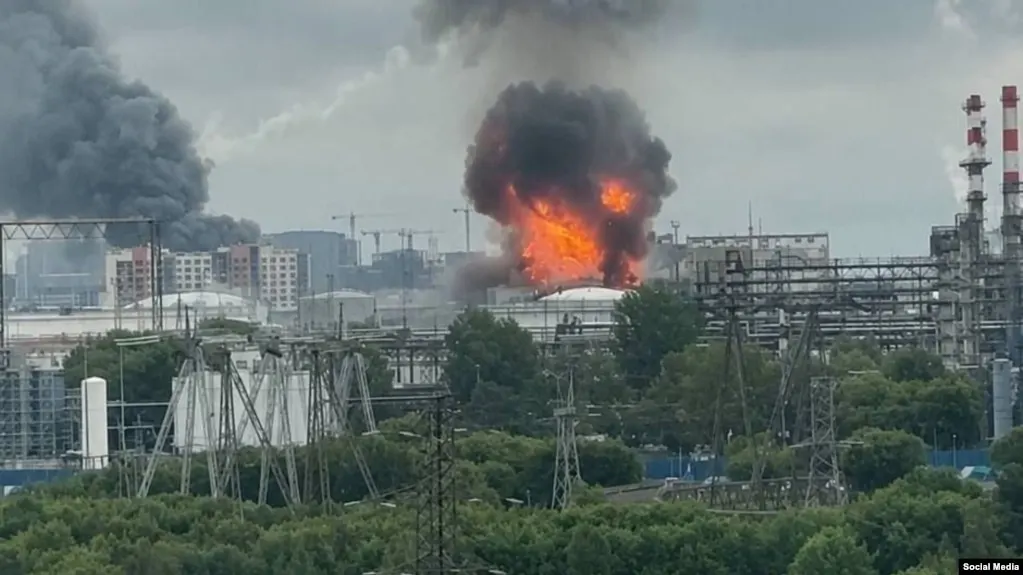 Ночью 18 июня беспилотники атаковали Москву и Московскую область: поражён нефтеперерабатывающий завод в Капотне, загорелись торговые комплексы, власти сообщают о сотнях сбитых дронов.