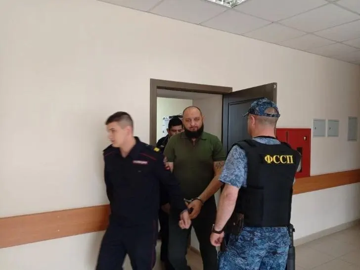 Суд в Уфе признал бывшего сотрудника республиканского правительства виновным в покушении на мошенничество при организации набора добровольцев для специальной военной операции. По версии следствия, через посредников было собрано около 800 тысяч рублей; передачу средств пресекли оперативники.