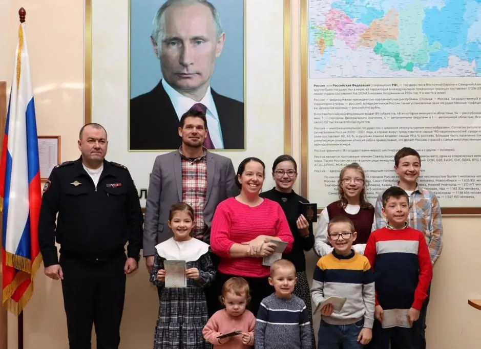В 2025 году 1112 иностранцев получили специальные визы для переезда в Россию как лица, разделяющие традиционные духовно‑нравственные ценности. Программа даёт право на однократную частную визу на 90 дней с последующим упрощённым оформлением РВП.