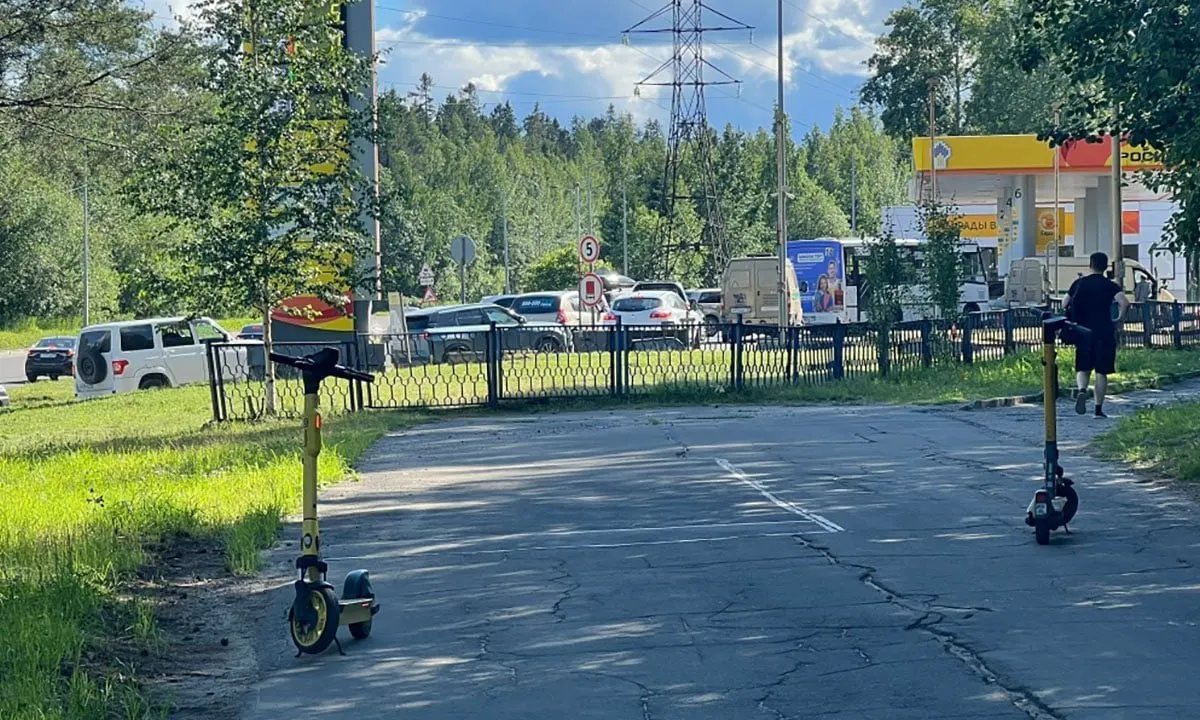В нескольких российских регионах сохраняется дефицит автомобильного топлива: заправки вводят лимиты на отпуск, в отдельных районах горючее полностью отсутствует, а водители стоят в многочасовых очередях.