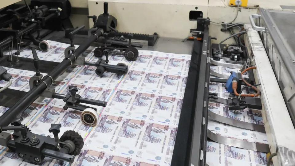 Центробанк предоставил банкам порядка 4,75 трлн рублей в виде репо под ОФЗ, что помогает Минфину закрывать дефицит. Эксперты предупреждают, что такая схема приближает монетарное финансирование расходов и усиливает инфляционное давление.