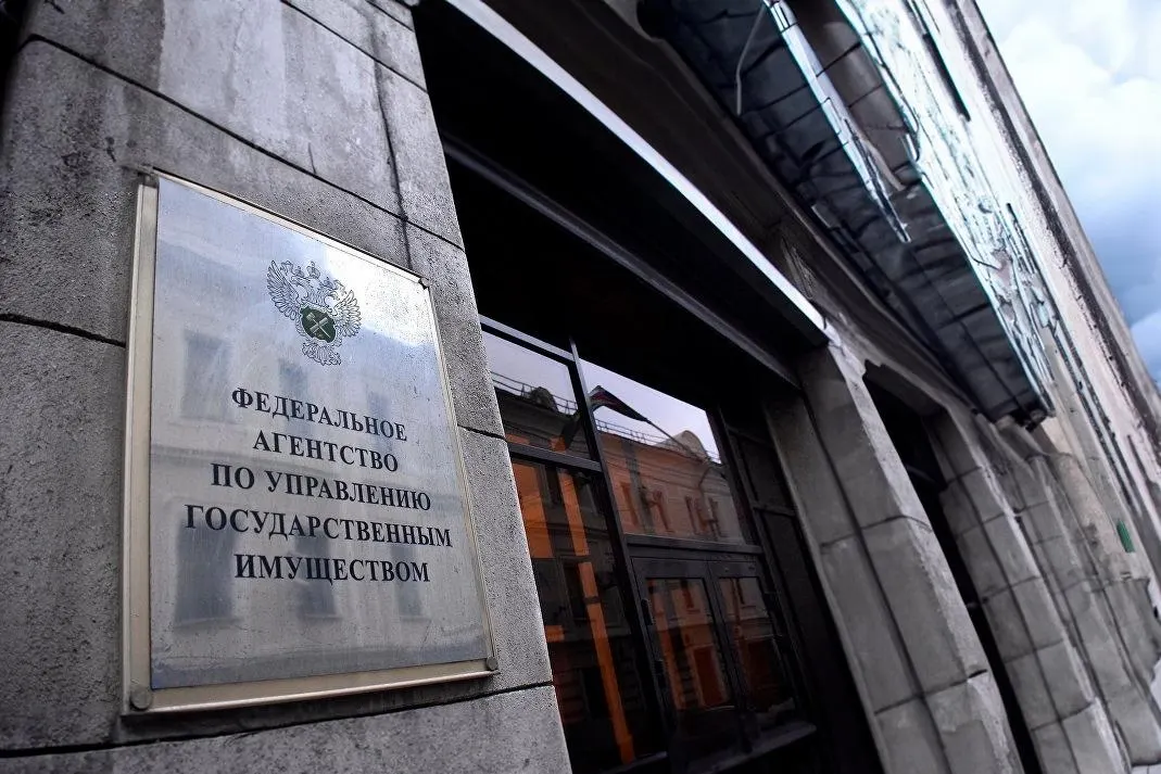 Закон исключает привязку к прежней ценовой формуле и отменяет шестимесячную паузу перед повторными торгами. Вводятся требования к оценщикам и организаторам торгов; для религиозной собственности отменяют срок давности при оспаривании приватизации.
