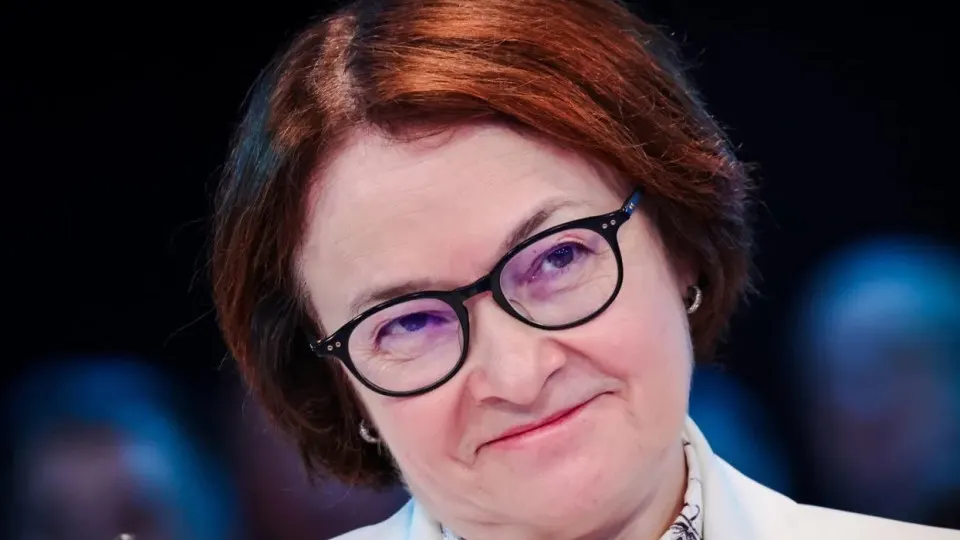 Отсутствие главы Центробанка породило слухи и усилило дискуссию о снижении ключевой ставки. На фоне принятых поправок к бюджету и увеличения военных расходов любое решение по ставке приобретает политический смысл.