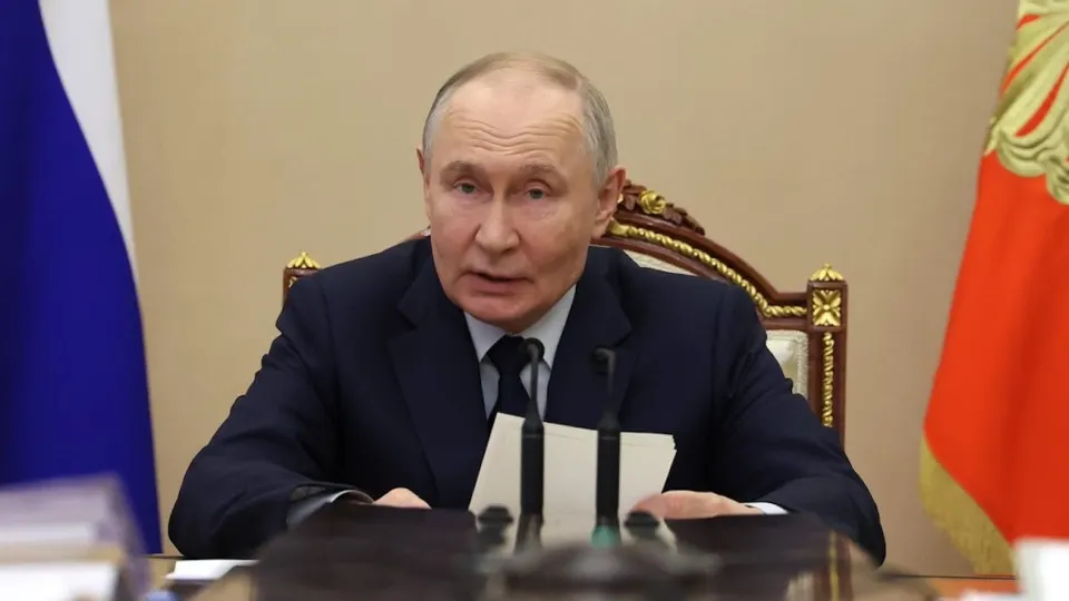 Президент признал резкое падение инвестиций и связал его с макроэкономической конъюнктурой, курсовой и процентной политикой. Власти заявляют, что ситуация под контролем, но бюджетные возможности ограничены.