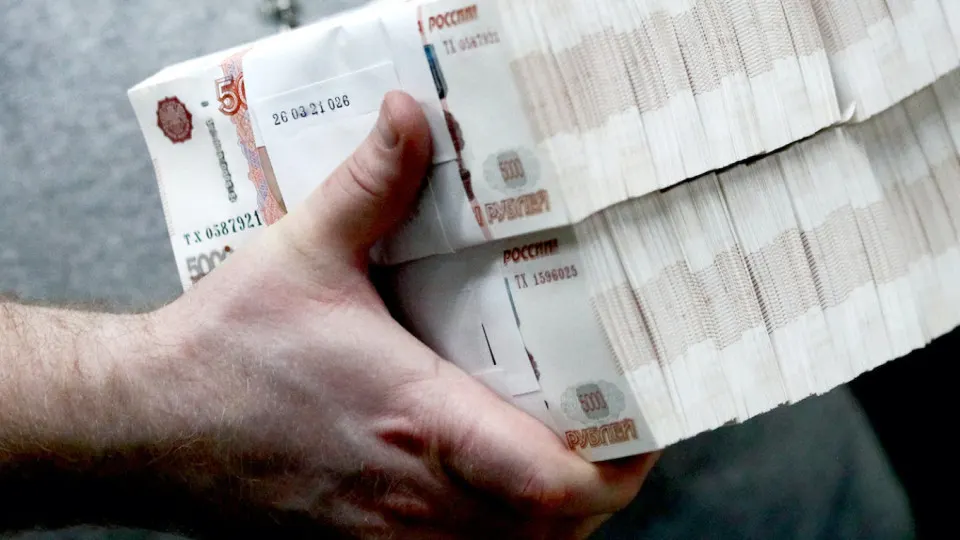 Из‑за сбоев в интернете и опасений по налогам россияне активнее снимают и вносят наличные: наличных рублей в обращении достигли рекордного объёма. Банки фиксируют массовые переводы в «кэш», а Центробанк с 1 июня ужесточил правила по снятию и внесению наличных.