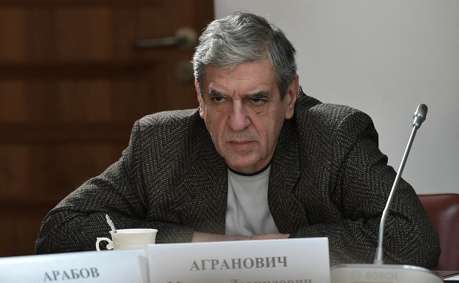 Операторский факультет ВГИКа объявил набор в специальную группу мастерской Михаила Аграновича: абитуриентам предлагают бесплатное обучение с 2027 года при условии годичного контракта с Минобороны в войсках беспилотных систем. Студентам обещают общежитие, статус ветерана и льготы. Ранее похожие предложения делала и другая высшая школа — правозащитники предупреждают о низкой гарантийности обещаний.