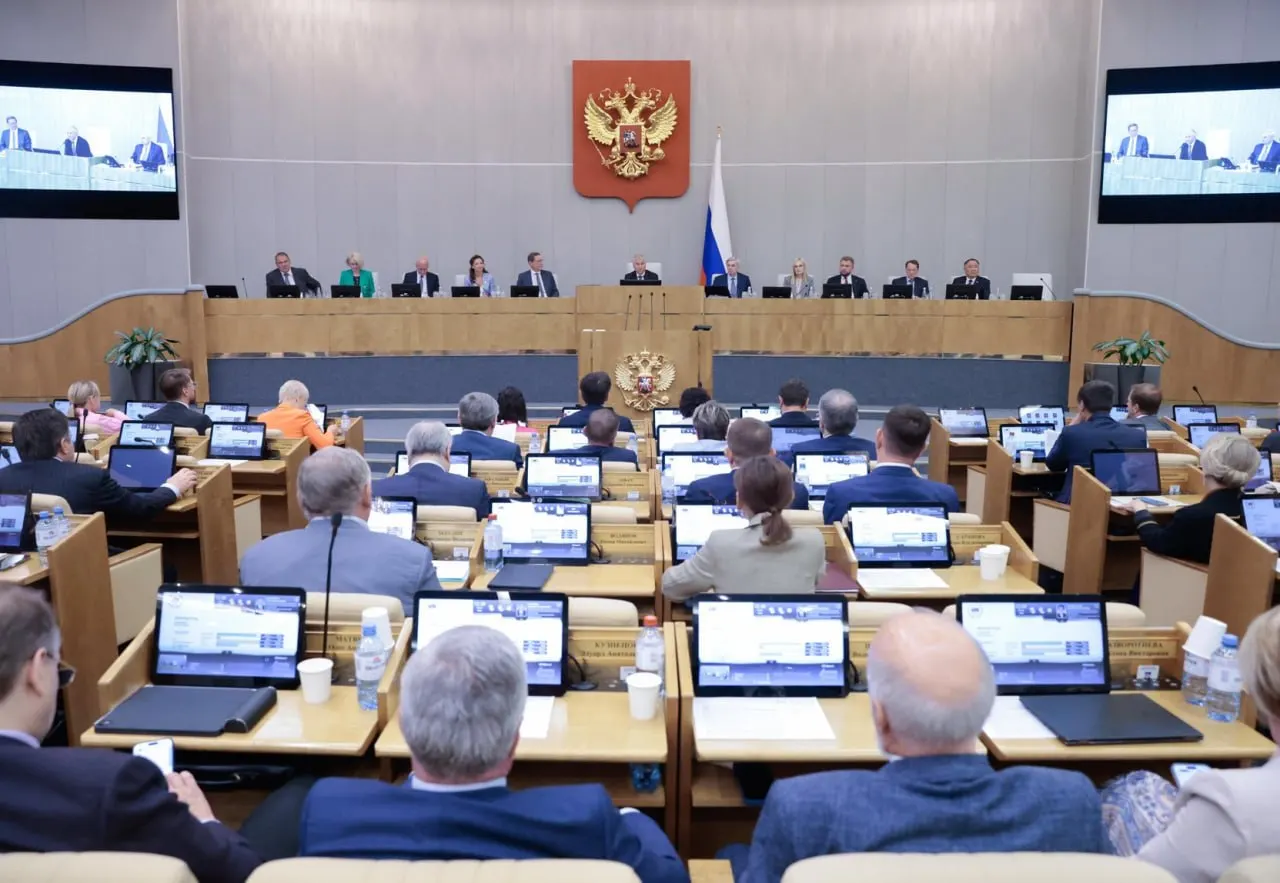 По данным исследования на основе базы законодательной деятельности, Госдума одобряет подавляющее большинство правительских и президентских законопроектов, тогда как депутатские инициативы проходят значительно реже.