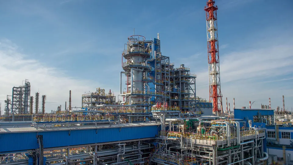 Нефтеперерабатывающий завод в Салавате приостановил переработку нефти и газового конденсата с 14 июля из‑за повреждений, вызванных атакой беспилотников; восстановление может занять от нескольких недель до месяцев.