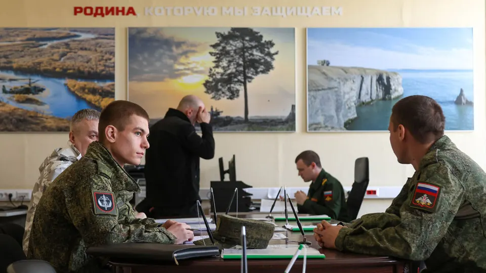За годы войны в РФ резко увеличилось число новых рекламных и кадровых агентств. Эксперты и публикации связали этот рост с масштабными вербовочными кампаниями: фирмы и ИП используются для поиска и доставки контрактников, часто через посредников и покупку баз.