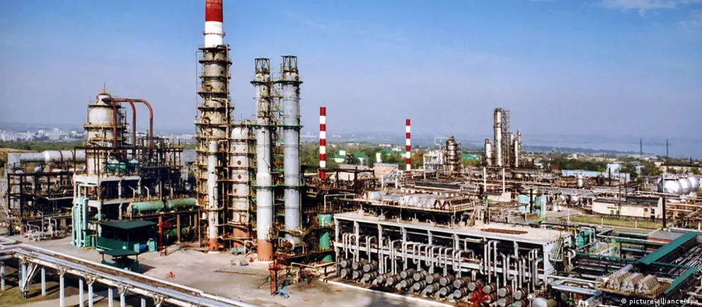За ночь зафиксированы удары по нефтеперерабатывающему заводу в Самарской области, поражения судов в Азовском море и массовые отключения электроэнергии в Крыму; власти сообщают о потерях и перехватах дронов.