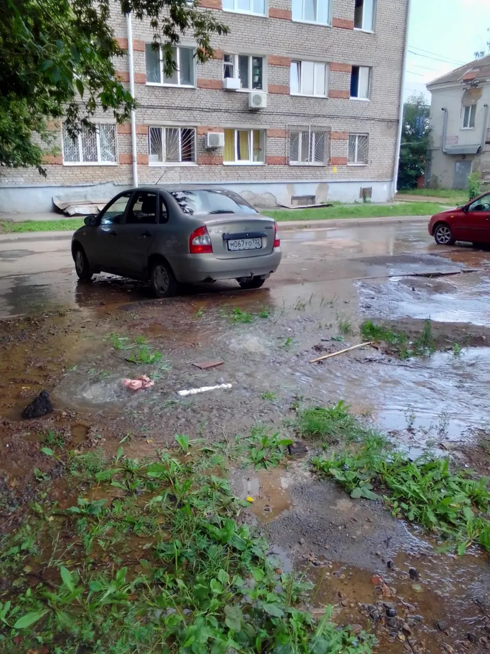 В Уфе из места прорыва у дома на улице Победы вода течёт уже неделю и доходит до улицы Первомайская. Жители жалуются, что при этом платят по счётчикам.