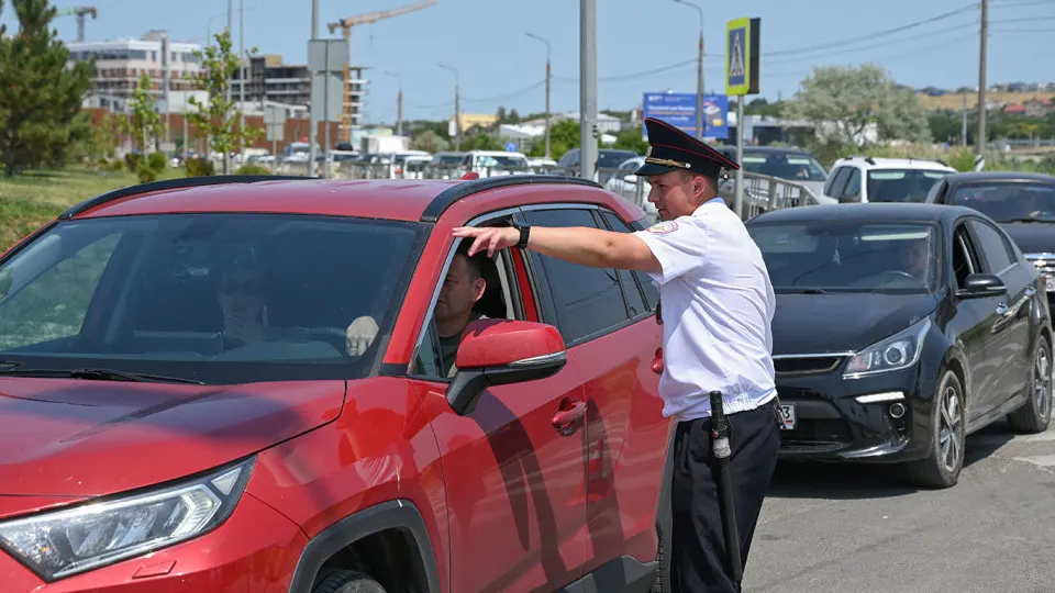 Власти региона направили полицейские патрули на самые загруженные автозаправки: из‑за дефицита топлива и ограничений на продажу время ожидания в очередях выросло до нескольких часов, зафиксированы инциденты и нападения.