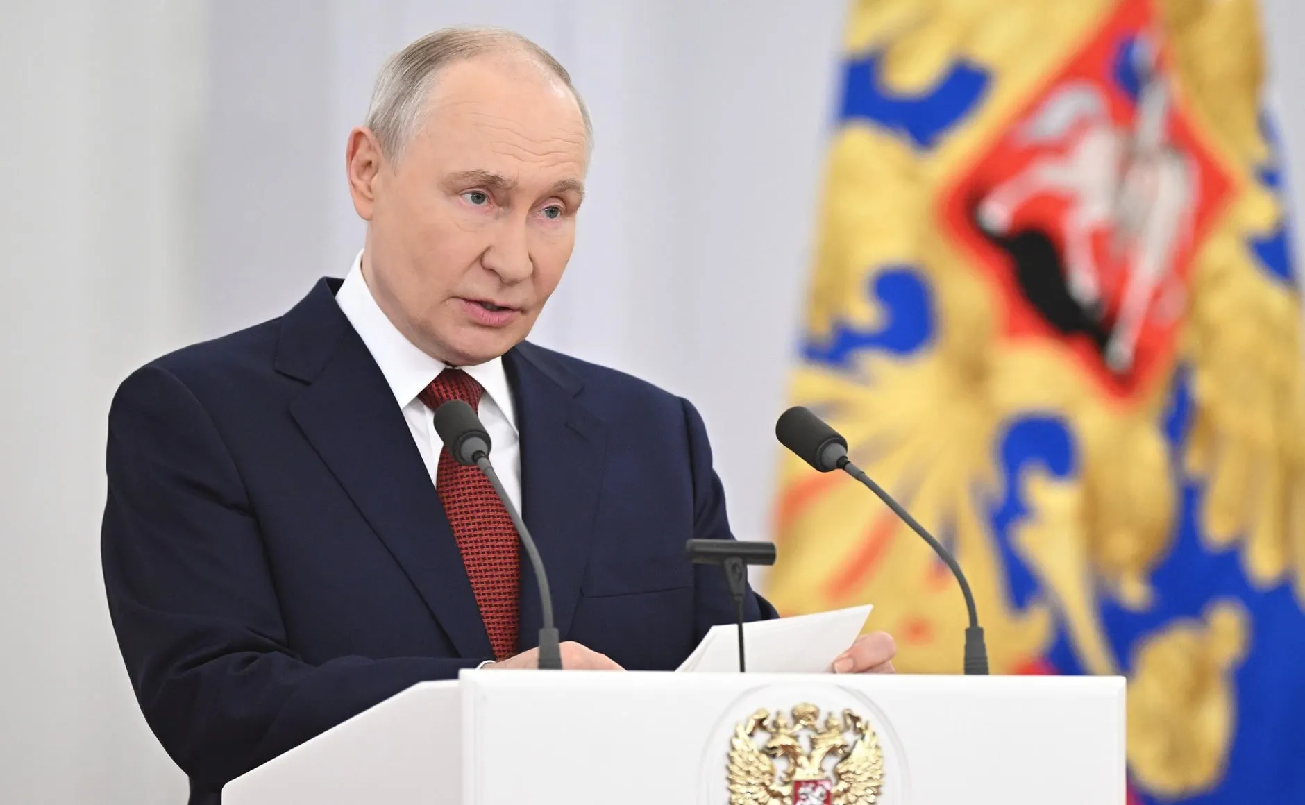 Президент заявил, что Россия добьётся целей в СВО и будет отстаивать безопасность и независимость; санкции Запада названы «рекордными» и вредящими их авторам; приоритеты бюджета на три года — оборона, соцзадачи и поддержка экономики.