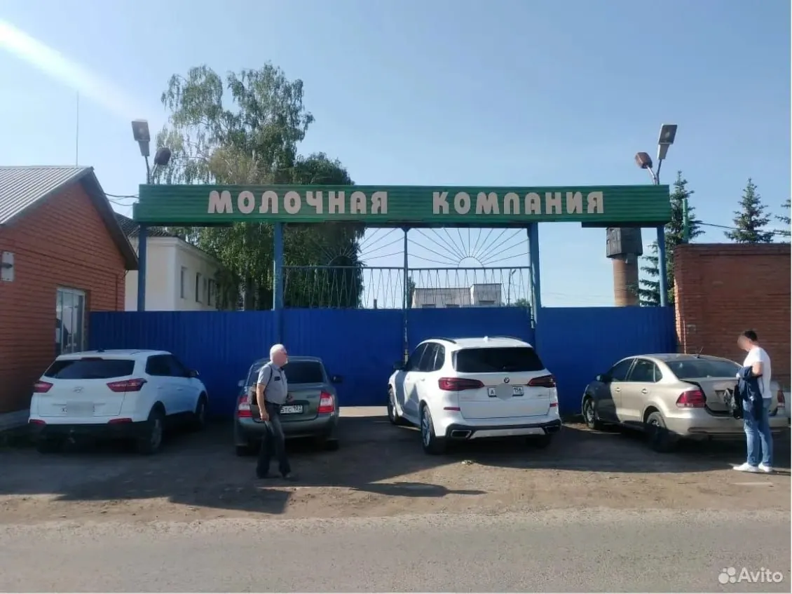 На продажу выставлены 31 объект площадью около 10 000 кв. м — производственные корпуса, склады и водонапорная башня. Стартовая цена составляет 17 млн рублей; предприятие было ликвидировано в 2024 году.
